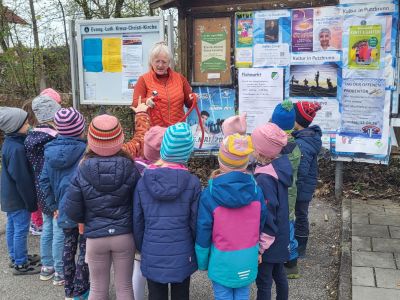 Sicher über die Straße – Verkehrserziehung bei Wurzelzwergen und in Gänseliesl