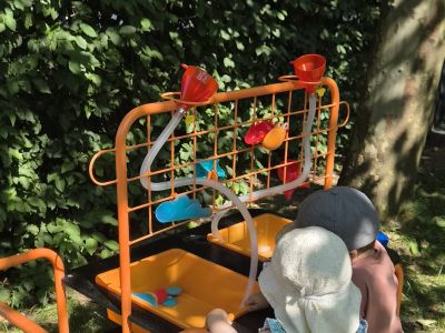 Große Freude bei den Jüngsten: Neue Wassermatschküche für die AWO-Kinderkrippe „Haus der kleinen Strolche“